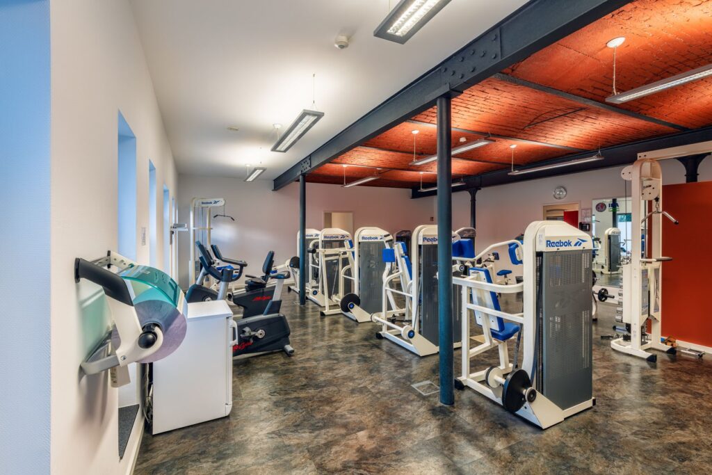 Gimnasio con máquinas de musculación y bicicletas estáticas