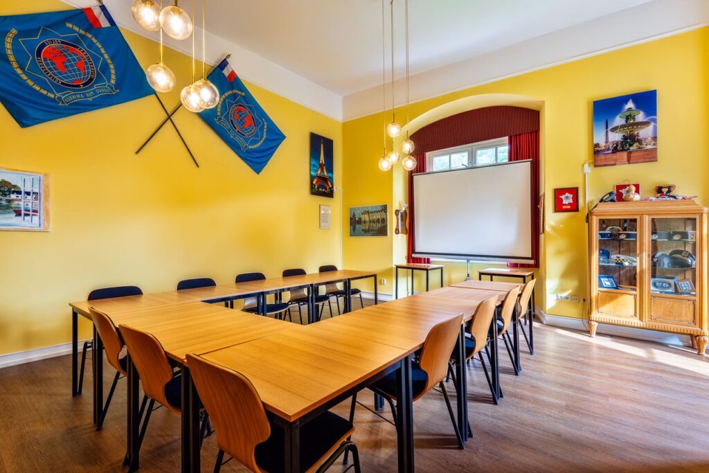 Sala francesa con banderas de la IPA