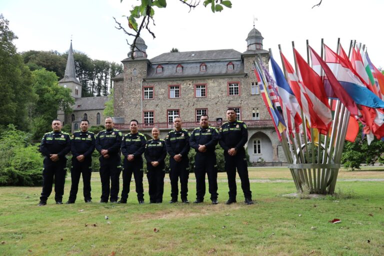 Policías de Colombia delante del castillo de Gimborn