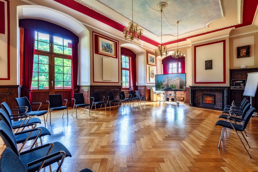 Gran sala del castillo con lámparas de araña y chimenea