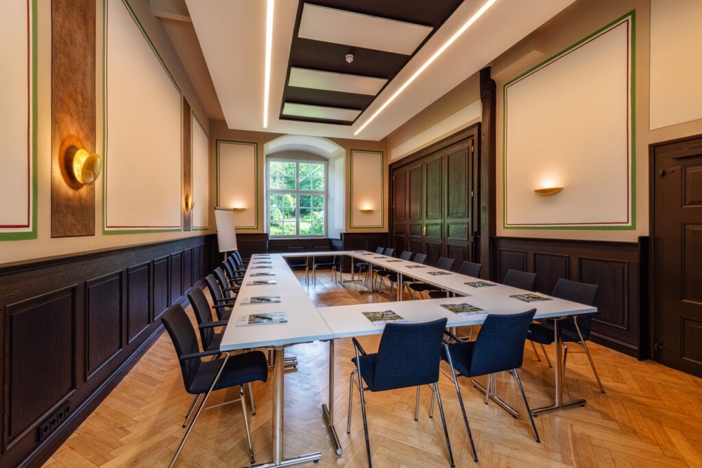 La renovada sala NRW con mesas en forma de U