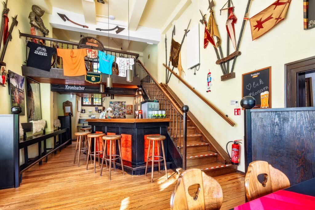 El bar de la torre con barra y galería